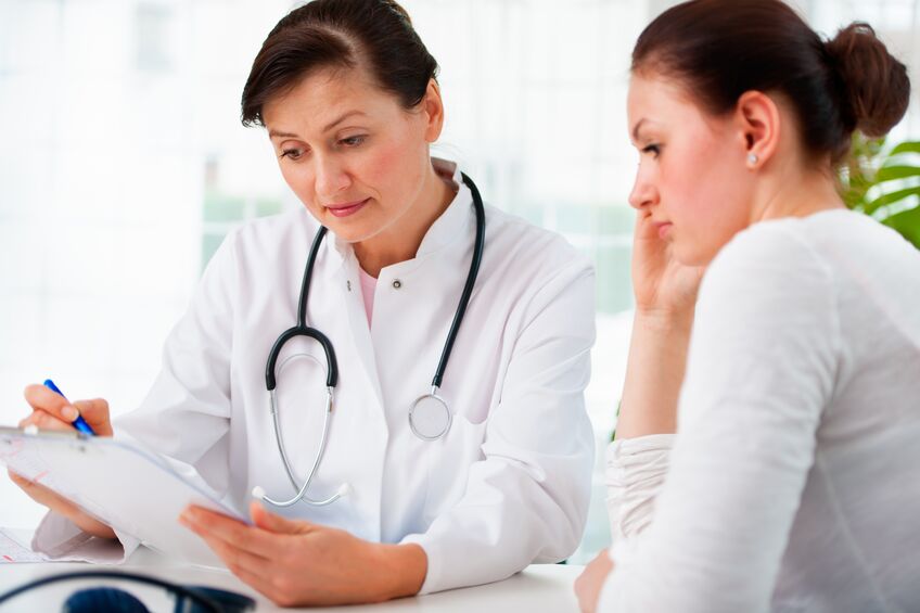 doctor explaining diagnosis to her female patient